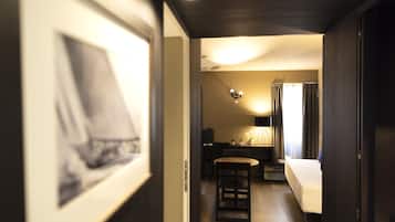 Deluxe Suite (I) | Living area | Flat-screen TV