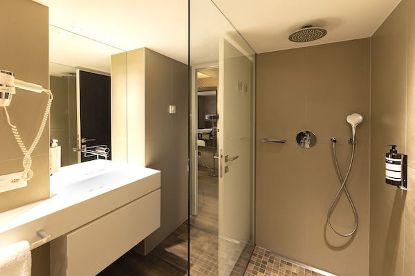 Deluxe-Suite (I) | Badezimmer | Dusche, Regendusche, kostenlose Toilettenartikel, Haartrockner