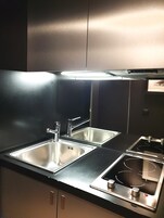 1 bedroom, premium bedding, desk, cribs/infant beds