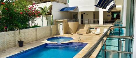 Piscine extérieure, parasols de plage, chaises longues