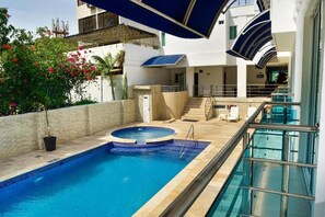 Outdoor pool, pool umbrellas, sun loungers - Hotel Aquarella Del Mar (Santa Marta)