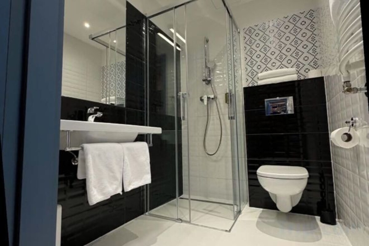 Regadera, amenidades de baño gratuitas, secadora de cabello, toallas