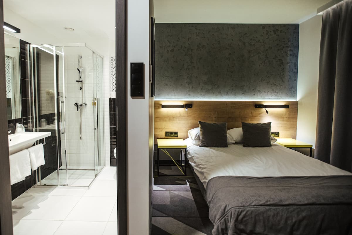 double room | 1 bedroom, in-room safe, desk, soundproofing