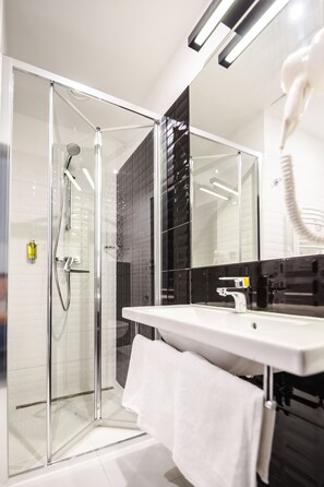 Shower, free toiletries, hair dryer, towels - Air Hotel (Warsaw)