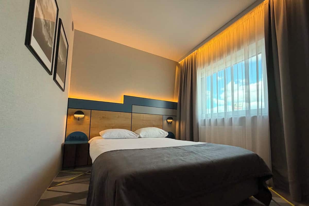 Double Room | In-room safe, desk, soundproofing, iron/ironing board (on request)