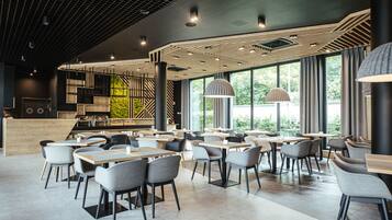 Se ofrece un desayuno bufé (55 PLN por persona)