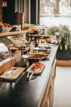 Colazione a buffet a pagamento, servita tutte le mattine . Air Hotel