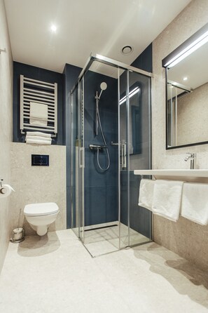 Shower, free toiletries, hair dryer, towels - Air Hotel (Warsaw)
