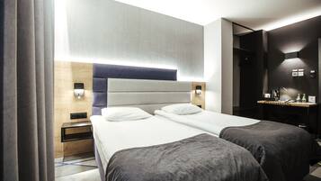 Habitación superior con 2 camas individuales | Caja de seguridad en la habitación, escritorio y insonorización