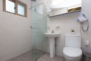 Douche, articles de toilette gratuits, sĂšche-cheveux