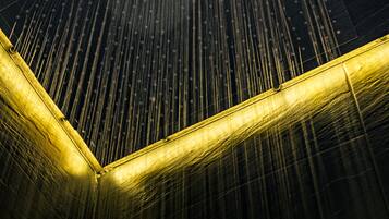 Una estructura arquitectónica moderna con un diseño geométrico y elementos iluminados.