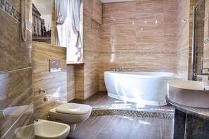 Deluxe-lejlighed | Badeværelse | Gratis toiletartikler, hårtørrer, håndklæder