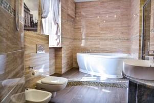 Deluxe Apartment | Bathroom | Free toiletries, hair dryer, towels