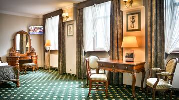 Premium Apartment | Living area | Flat-screen TV, books