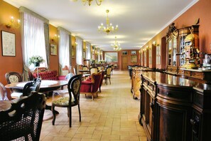 供应早餐、午餐和晚餐，国际美食