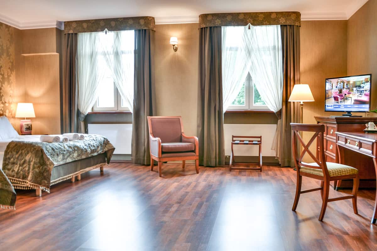 family room, allergy friendly | premium bedding, minibar, in-room safe, desk