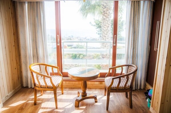 ルーム 1 ベッドルーム (18 PY) | リビング エリア | 薄型テレビ