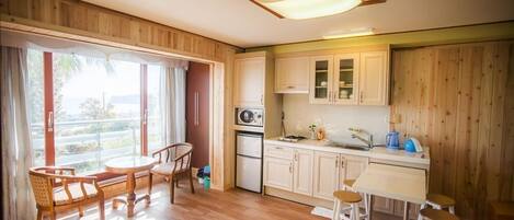 Kühlschrank, Mikrowelle, Herdplatte, Kochgeschirr/Geschirr/Besteck