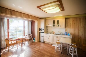 ルーム 1 ベッドルーム (18 PY) | 専用キッチン | 冷蔵庫、電子レンジ、コンロ、調理器具と食器