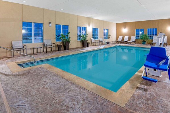 Indoor pool - La Quinta Inn & Suites by Wyndham Weatherford OK (Weatherford)