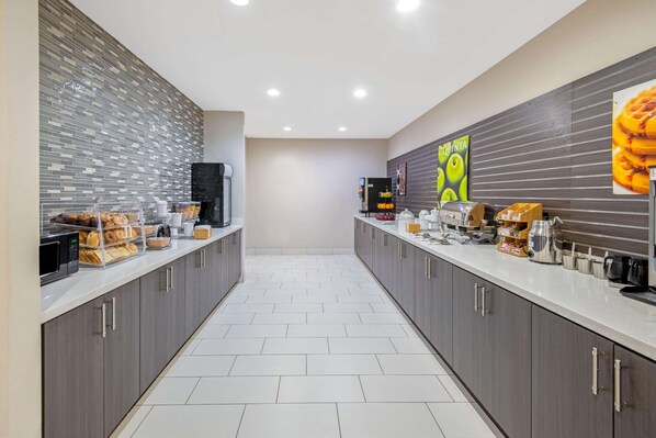 Free daily continental breakfast - La Quinta Inn & Suites by Wyndham Weatherford OK (Weatherford)