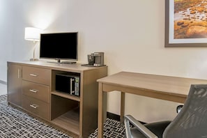 Hochwertige Bettwaren, Schreibtisch, Bügeleisen/Bügelbrett