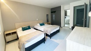 Minibar, brankas, meja kerja, dan setrika/meja setrika