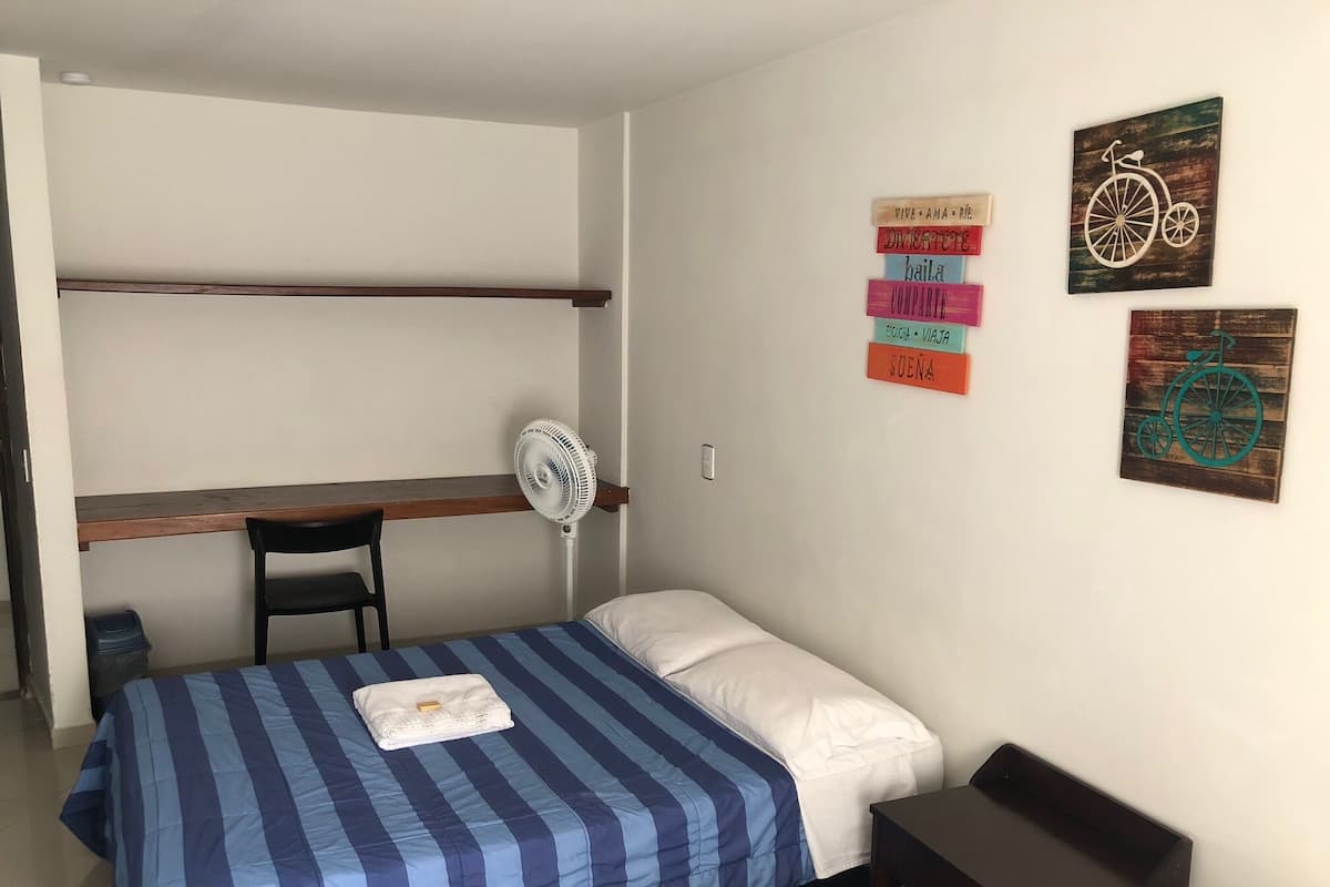 Camera doppia, bagno condiviso | Una cassaforte in camera, ferro/asse da stiro, Wi-Fi gratuito, lenzuola