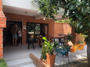 Vista frontal de la propiedad