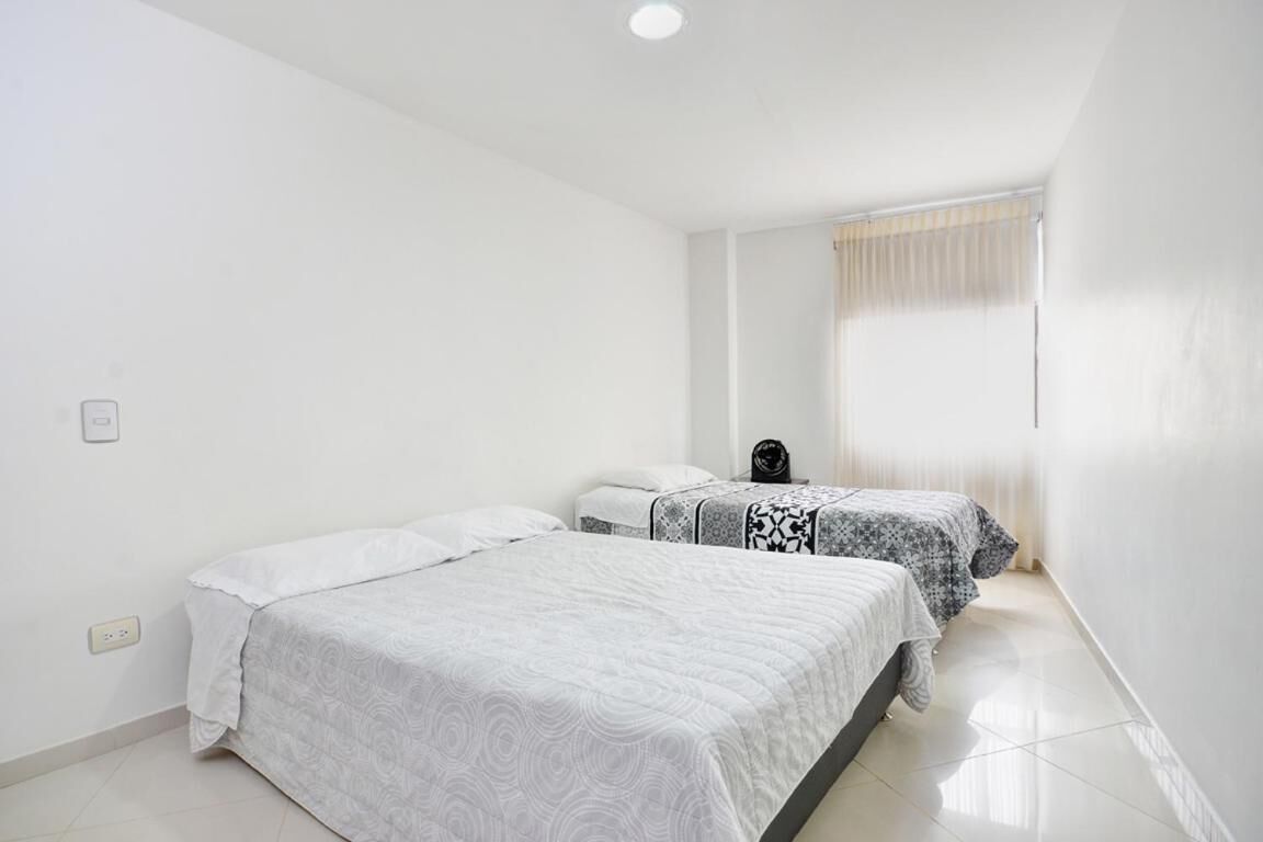 Caja de seguridad en la habitación y tabla de planchar con plancha 