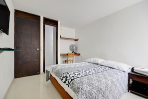 In-room safe, iron/ironing board, free WiFi, bed sheets - Black Sheep Hostel - Adults Only (Medellín)