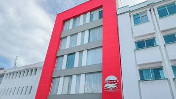 Vista frontal de la propiedad