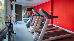 A gym with treadmills, stationary bikes, and exercise equipment. - Hotel Portobelo Plaza las Ámericas (San Andrés)