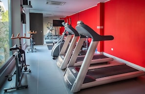 A gym with treadmills, stationary bikes, and exercise equipment. - Hotel Portobelo Plaza las Ámericas (San Andrés)