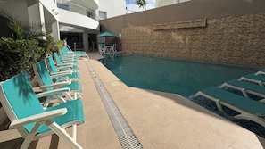 Piscine extérieure, parasols, chaises longues