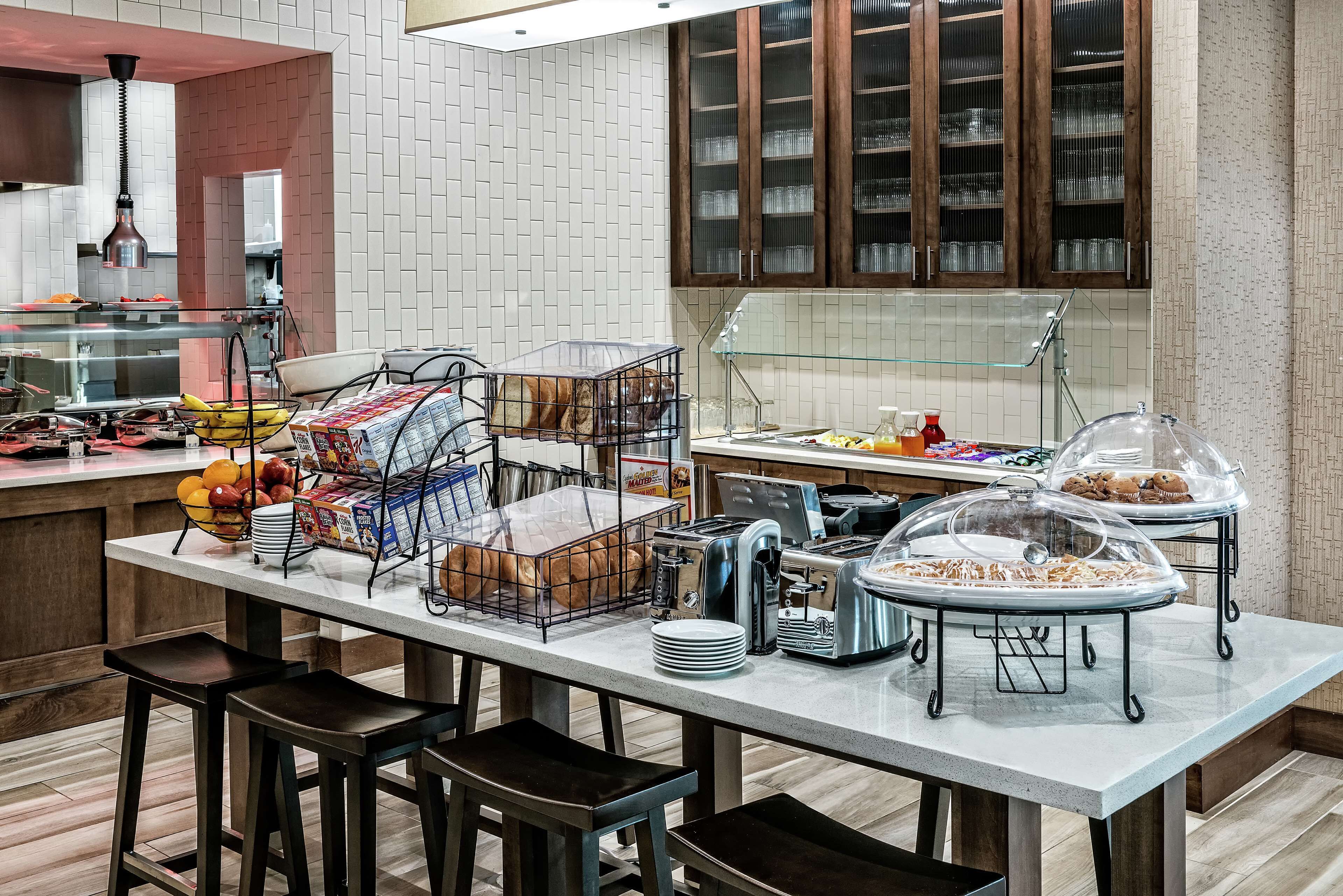 Breakfast and dinner served