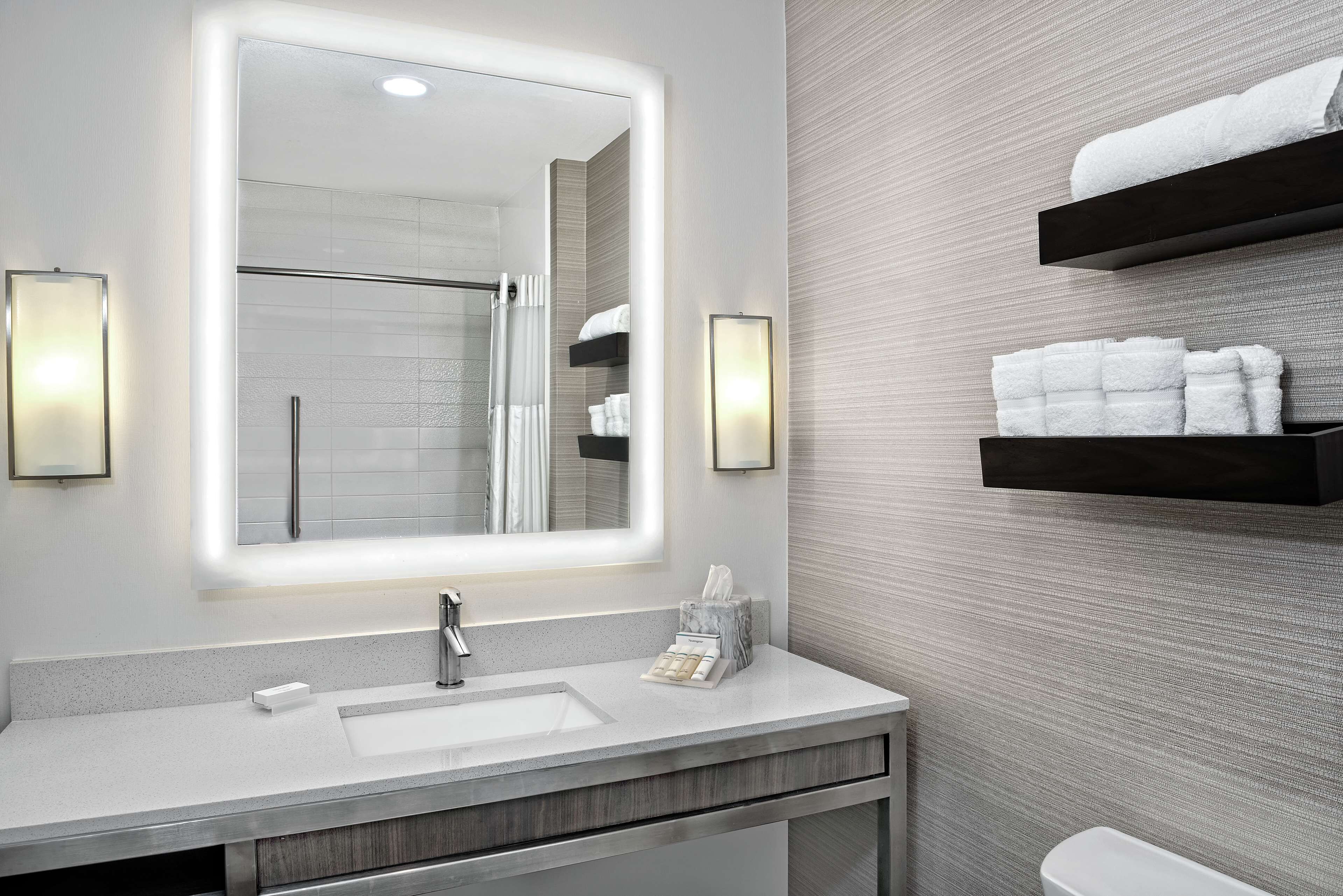 hydromassage showerhead, free toiletries, towels