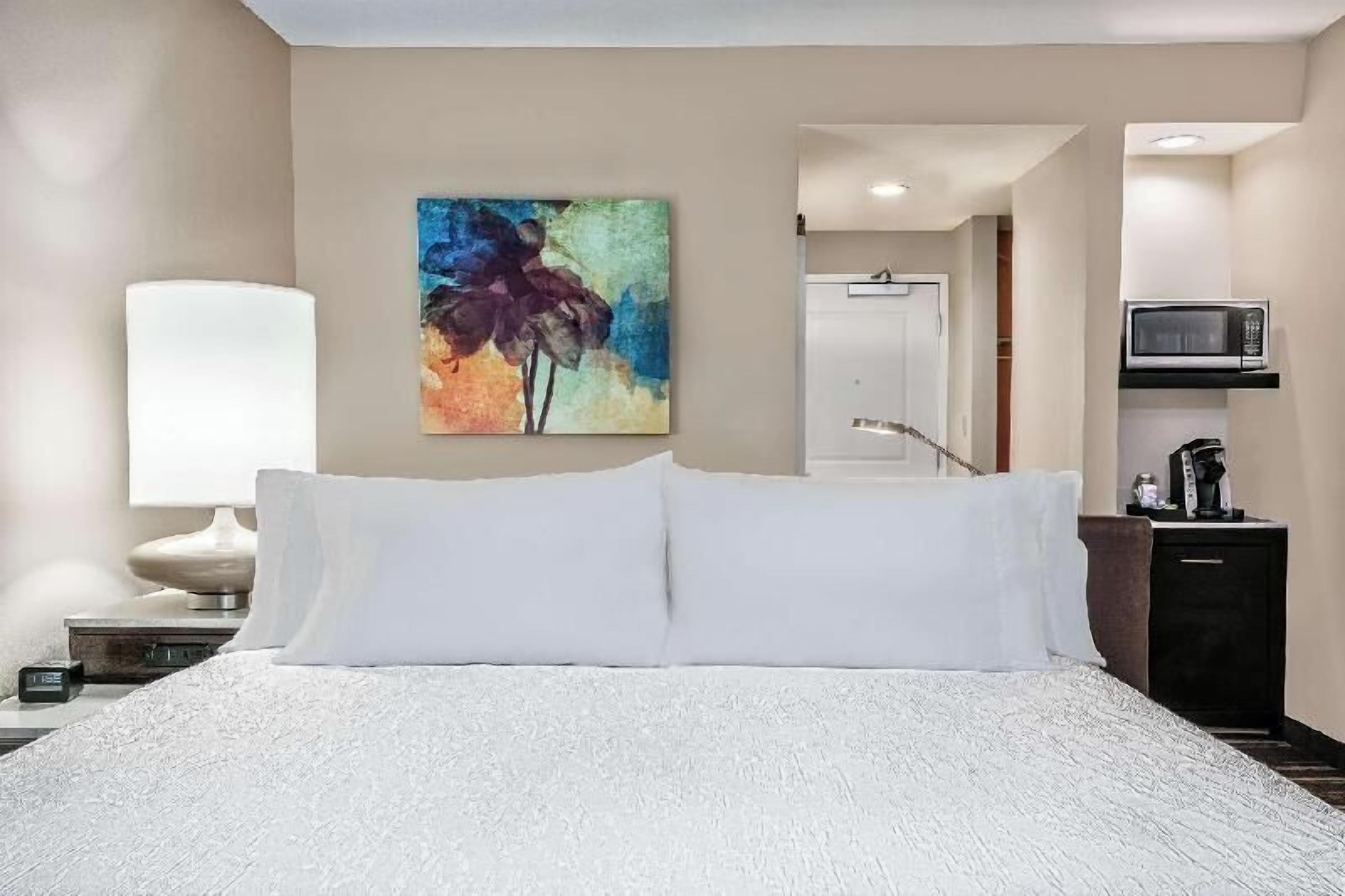 Ropa de cama hipoalergénica y caja de seguridad en la habitación 