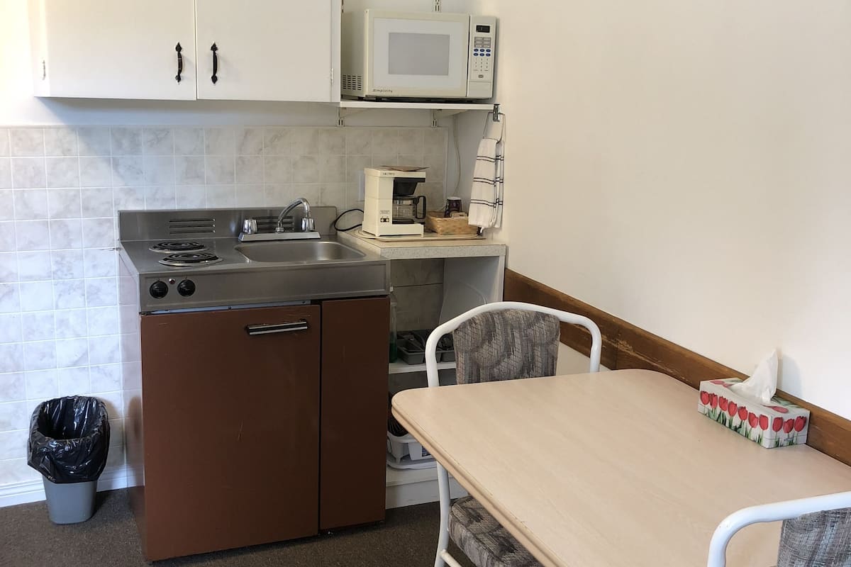 Suite, 1 Queen Bed, Kitchenette | Private kitchenette | Fridge, microwave, coffee/tea maker