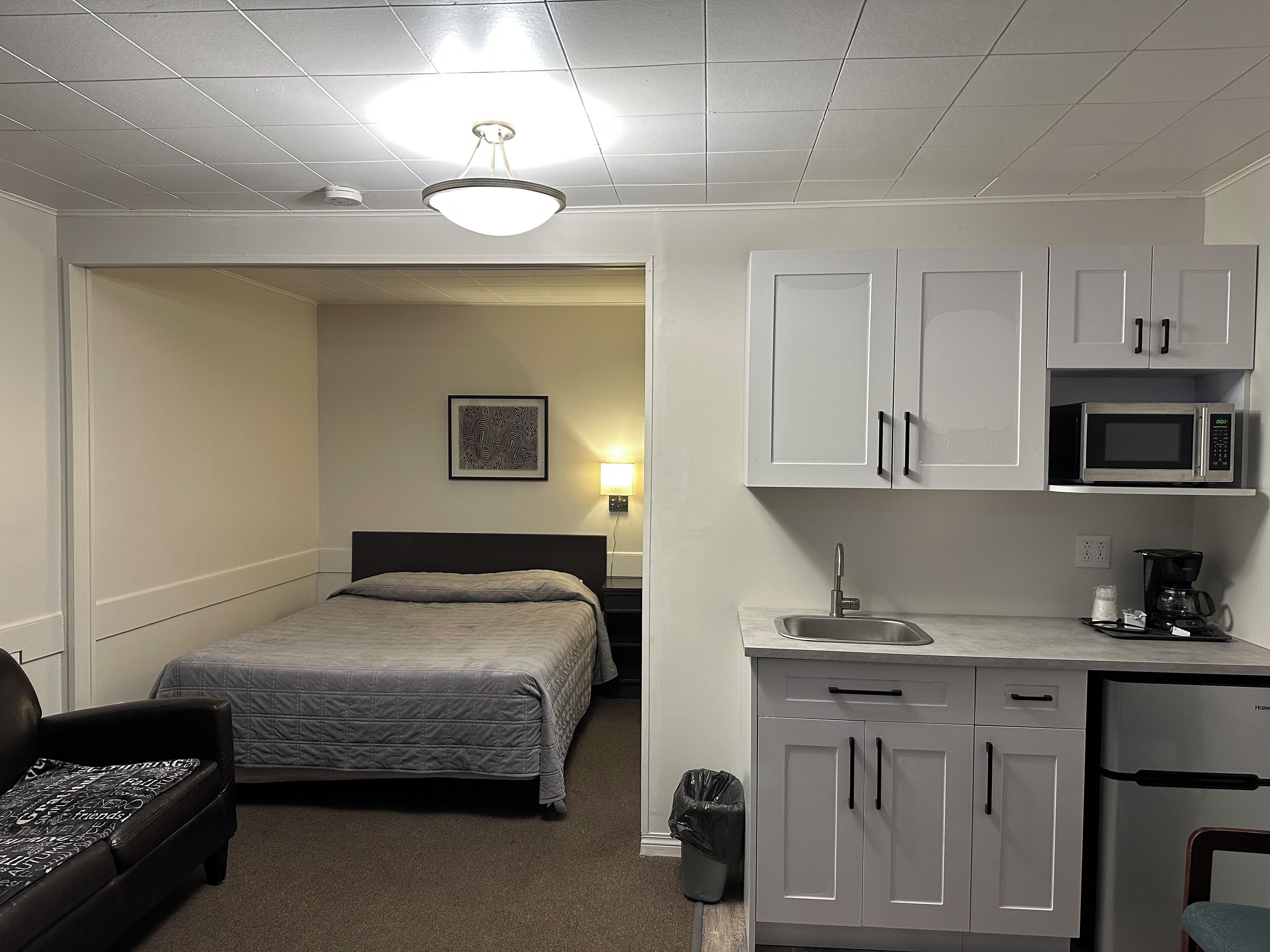 Suite, 1 Queen Bed, Kitchenette | Desk, soundproofing, free WiFi, bed sheets
