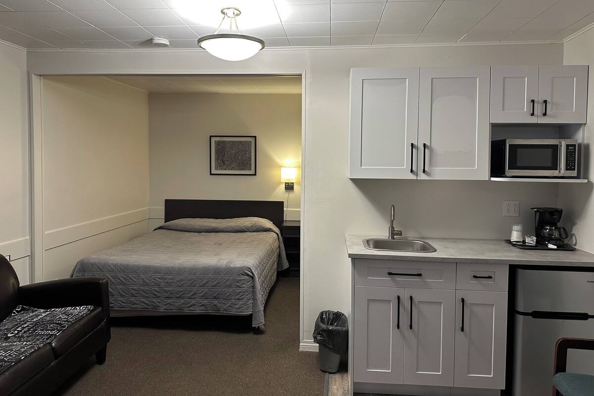 Suite, 1 Queen-Bett, Kochnische | Schreibtisch, schallisolierte Zimmer, kostenloses WLAN, Bettwäsche