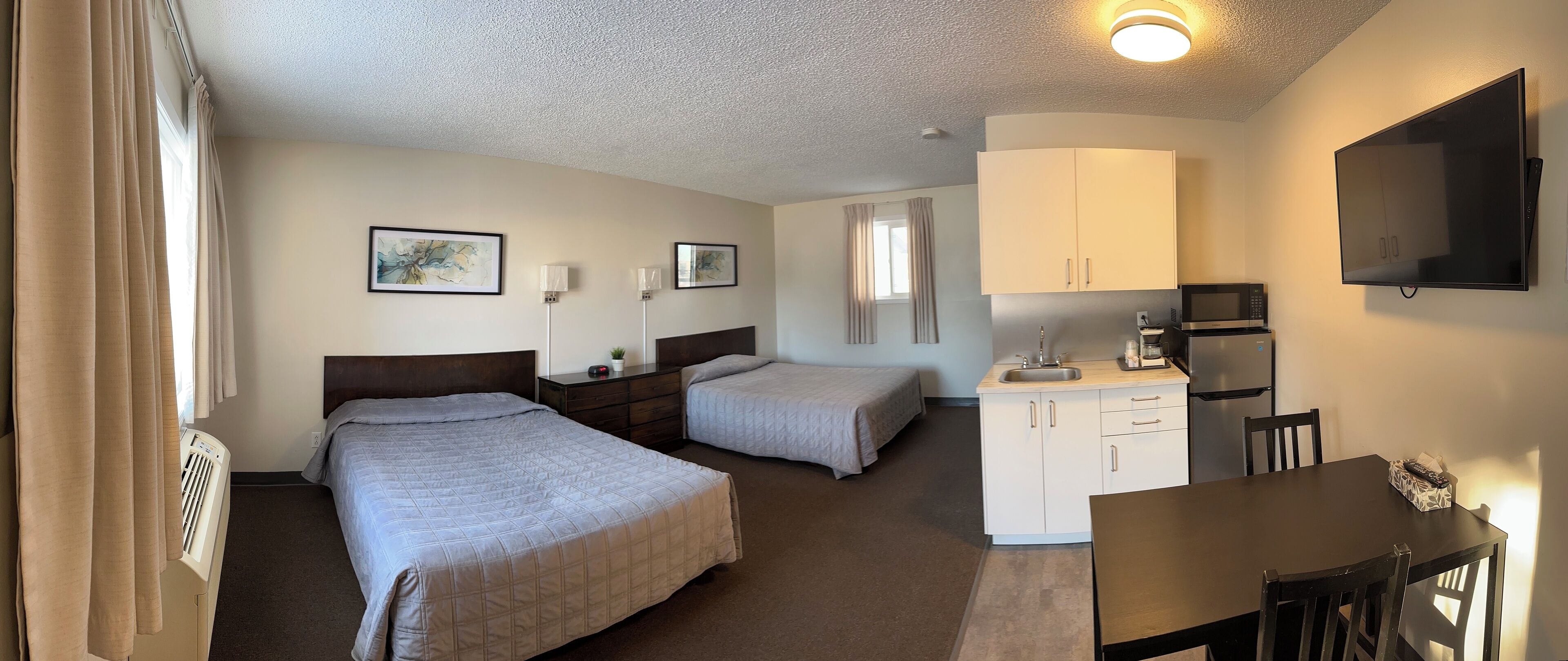 Desk, soundproofing, free WiFi, bed sheets