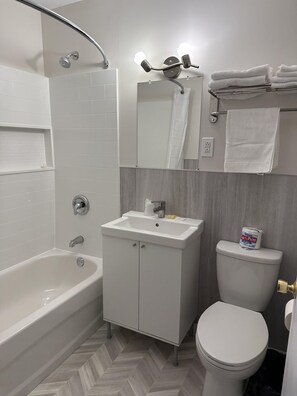 Quarto casal standard, 2 camas de casal | Banheiro | Chuveiro/banheira combinados, produtos de toalete grátis