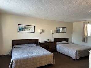 Desk, soundproofing, free WiFi, bed sheets - Yellow Quill Motel (Portage La Prairie)