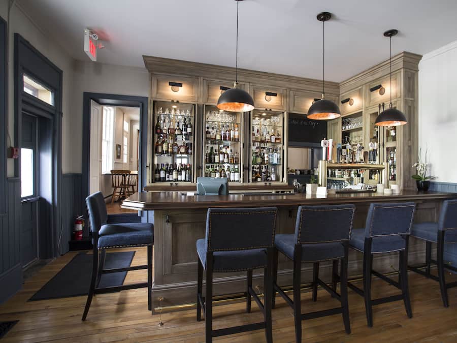 Serves lunch and dinner