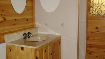 Cabin, 2 Bedrooms (White Spruce) | Bathroom