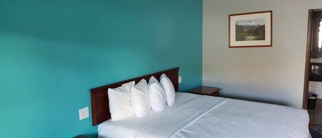 Deluxe Room, 1 King Bed | Desk, free WiFi