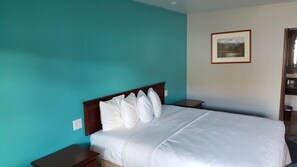 Deluxe Room, 1 King Bed - Fortuna Redwood Inn (Fortuna)