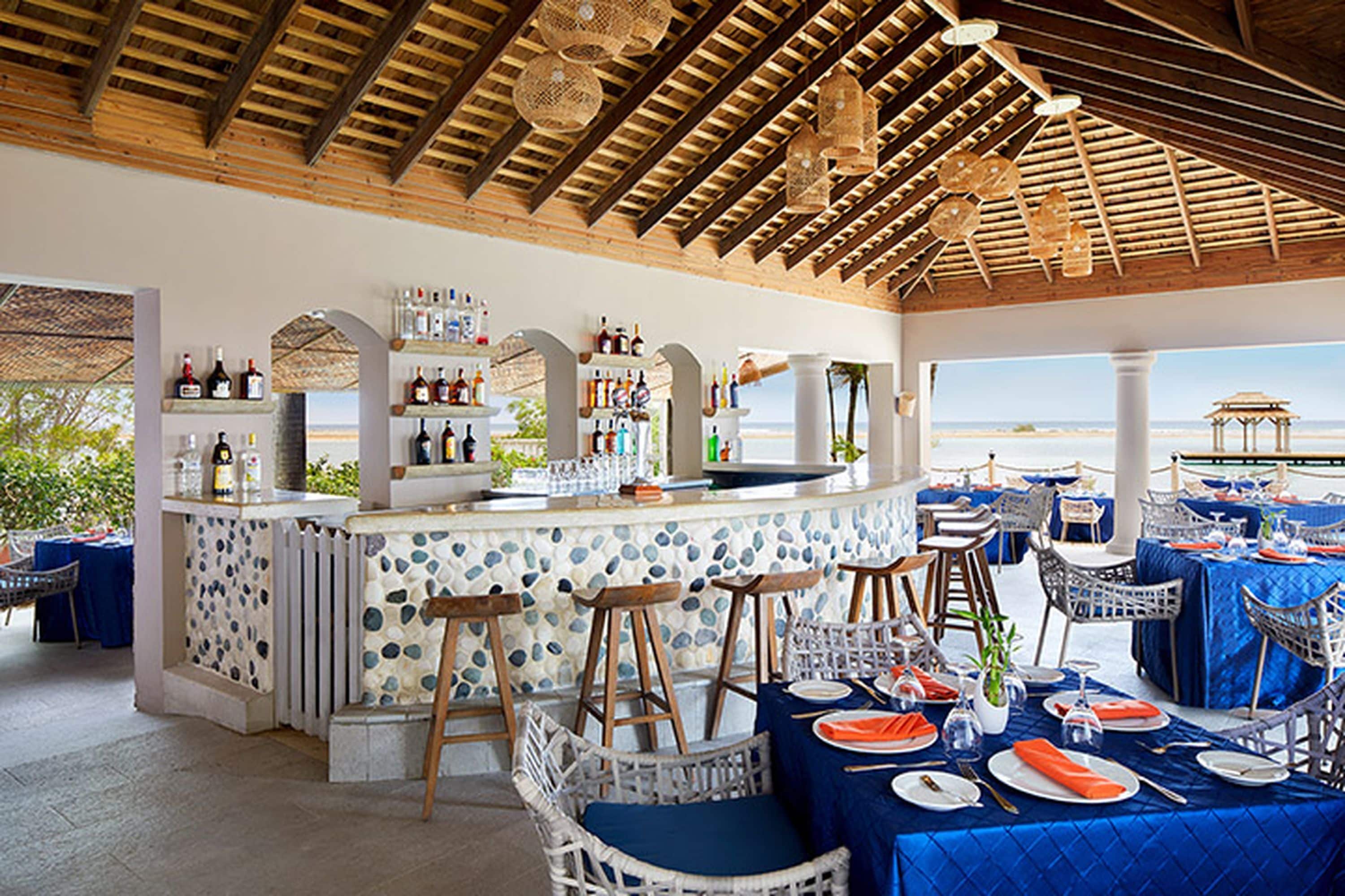 4 bars/lounges, poolside bar