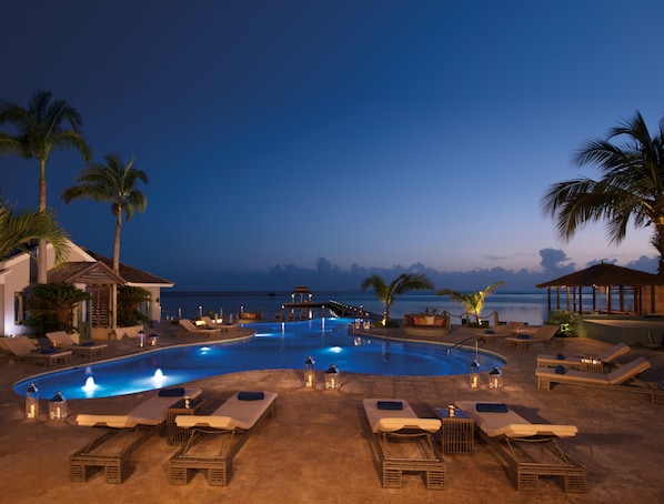 Outdoor pool, pool umbrellas, sun loungers - Zoetry Montego Bay - All Inclusive (Montego Bay)